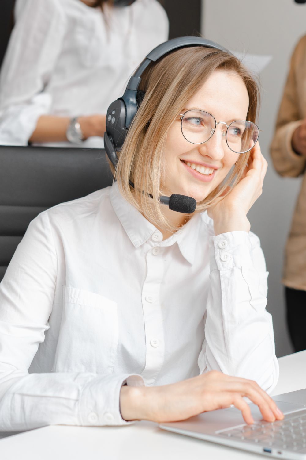 Alba Connect Solution customer service agent smiling at her desk
